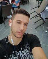 انا أعزب، 37 سنة هنا من أجل البحث عن شريك لتحقيق زواج عادي تعرف عليّ أكثر من خلال بروفايلي، فربّ صدفة خير من ألف ميعاد.