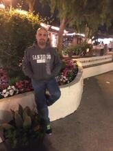 انا متزوج، 48 سنة هنا من أجل البحث عن شريك لتحقيق علاقة تعارف تعرف عليّ أكثر من خلال بروفايلي، فربّ صدفة خير من ألف ميعاد.
