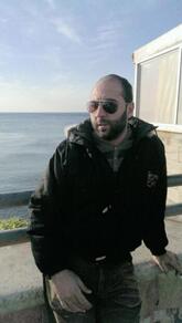 انا من جبلة، أعزب، 41 سنة هنا من أجل البحث عن شريك لتحقيق علاقة تعارف تعرف عليّ أكثر من خلال بروفايلي، فربّ صدفة خير من ألف ميعاد.