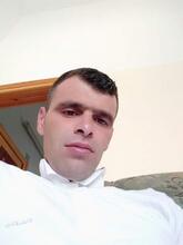 انا أعزب، 40 سنة هنا من أجل البحث عن شريك لتحقيق زواج عادي تعرف عليّ أكثر من خلال بروفايلي، فربّ صدفة خير من ألف ميعاد.