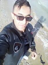 انا شاب من الجزئر عمري 33 سنة رياضي اعمل في عيادة خاصة لتصفية الكلي و اعمل سباكة عامة مقيم في الجزائر و لدي اخوال امي في تونس ارغب في تكون...