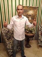 انا أعزب، 44 سنة هنا من أجل البحث عن شريك لتحقيق -- تعرف عليّ أكثر من خلال بروفايلي، فربّ صدفة خير من ألف ميعاد.