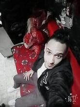 شاب مصرى وحيد الاب والام عمرى 26 غير نكدى مضحك جدا ومرح مغامر غيور جدا بحب السفر جدا جدا بس عمرى ما سفرت لسبب الظروف الماديه نفسي الف العالم بس...