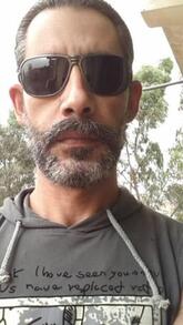 انا انسان عادي جدا مكن اكون طيب شويه و رومانسي و محبش الصوت العالي و خجول شوية و احب الهدوء و احب الفرفشة و الضحك استعمل يدي اليسري في الكتابه...