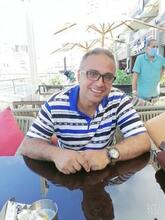 انا من جده، متزوج، 57 سنة هنا من أجل البحث عن شريك لتحقيق زواج عادي تعرف عليّ أكثر من خلال بروفايلي، فربّ صدفة خير من ألف ميعاد.