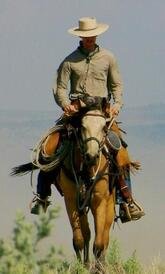 احب الحياة الحقيقيه والرياضه والنضر لوجه العالم الحقيقي وليس المصطنع احب الحياه الريفيه والخيل احب الهدوء ولا اعرف العصبيه مثقف واما مبدئي بلحياه القناعه بكل مايدور من حولك احلامي احلم...