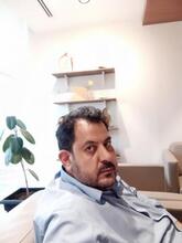 رجل طموح يعشق الفتاة في حياته لتهبه السعادة التي يبحث عنها من خلال ابتسامة شفتيها لتكون له عونا في حياته وعمله لتهبه اجمل ماتملك ولتكون فرحته حيث كانت وحيث هي...