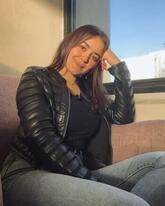 انسانه هاديه بطبعي اجتماعيه وبحب المشاركه بالحياه الزوجيه عندي طفلين بس مع ابوهم اتمنى اجد انسان ع قدر من المسؤليه يحترمني ويحترم الحياه الزوجيه بتمنى الانسان صادق الي حابب يدخل...