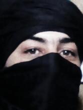 شاب في عمر الاربعين ابحث عن زوجه لاسكن اليها وتكون قره عيني من الصعب التحدث عن نفسنا في بضعه كلمات كل ما لدي ان اقوله فهو اني صريح ودو قلب...