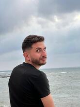 انا من باب توما، أعزب، 27 سنة هنا من أجل البحث عن شريك لتحقيق زواج عادي تعرف عليّ أكثر من خلال بروفايلي، فربّ صدفة خير من ألف ميعاد.