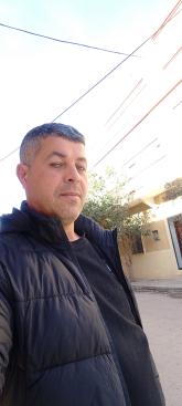 انا أعزب، 46 سنة هنا من أجل البحث عن شريك لتحقيق زواج عادي تعرف عليّ أكثر من خلال بروفايلي، فربّ صدفة خير من ألف ميعاد.