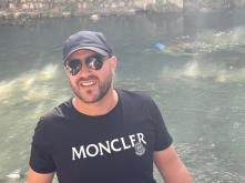 انا من لبنان، مطلق، 43 سنة هنا من أجل البحث عن شريك لتحقيق زواج عادي تعرف عليّ أكثر من خلال بروفايلي، فربّ صدفة خير من ألف ميعاد.