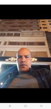انا أعزب، 40 سنة هنا من أجل البحث عن شريك لتحقيق زواج عادي تعرف عليّ أكثر من خلال بروفايلي، فربّ صدفة خير من ألف ميعاد.