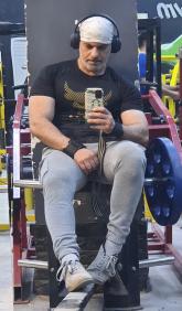 انا من بغداد، أعزب، 45 سنة هنا من أجل البحث عن شريك لتحقيق علاقة تعارف تعرف عليّ أكثر من خلال بروفايلي، فربّ صدفة خير من ألف ميعاد.