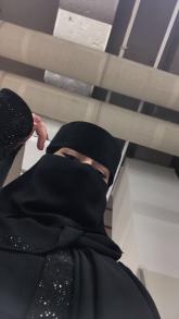 انسانة جدا جدا واضحة وصريحة وصادقة احب الضحك والمزح واكره الكذب والعصبية والصوت عالي والخيانة متفتحة بحدود المعقول بدون تحرر ماادخن ولااشرب ولا لي في الخرابيط احب اهتم بنفسي وبمظهري...