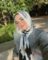 انسانة عادية وبسيطة من عائلة محافظه متواضعة احترم نفسي جدا ابحث عن معرفة محترمة في الحدود المسموح بها اكره اللف والدوران مابحب العب مشاعر حد ولا احب خد يلعب بمشاعري...