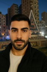 شخص هادي وبحب أضحك، عايش على طبيعتي وبقدّر الناس اللي بتكون على طبيعتها برضو. بحب القعدة الحلوة، الموسيقى، وأي لحظة فيها صدق. مش دايمًا بتكلم كتير، بس لما أرتاح لحد...
