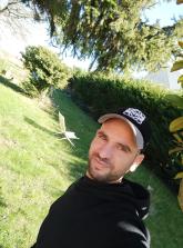 انا من لوجو، أعزب، 36 سنة هنا من أجل البحث عن شريك لتحقيق زواج عادي تعرف عليّ أكثر من خلال بروفايلي، فربّ صدفة خير من ألف ميعاد.