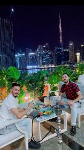 “أنا عمر من مدينة سلا، إنسان بسيط كيقدّر الهدوء وكايآمن أن القيم ماشي غير كلمات، ولكن أساس الحياة الزوينة. كنآمن بالاحترام، الصدق، والتفاهم. كندور فالحياة بقلب مفتوح وعقل ناضج، وكنقلب...