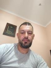 انا من مكناس، أعزب، 36 سنة هنا من أجل البحث عن شريك لتحقيق زواج عادي تعرف عليّ أكثر من خلال بروفايلي، فربّ صدفة خير من ألف ميعاد.