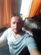 انا من سيفيلا، أعزب، 34 سنة هنا من أجل البحث عن شريك لتحقيق زواج عادي تعرف عليّ أكثر من خلال بروفايلي، فربّ صدفة خير من ألف ميعاد.