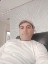 رجل هادئ الطباع، صريح وواضح، أقدّر المعاملة الراقية والاحترام المتبادل. أؤمن أن الزواج مودة ورحمة، وأبحث عن شريكة حياة تكون سندًا وعونًا، نتشارك اللحظات الحلوة ونتجاوز الصعاب معًا. أحب التجديد،...