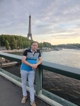 انا من باريس، مطلق، 40 سنة هنا من أجل البحث عن شريك لتحقيق زواج عادي تعرف عليّ أكثر من خلال بروفايلي، فربّ صدفة خير من ألف ميعاد.