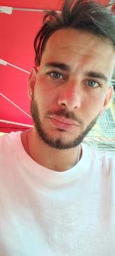 انا من باريس، مطلق، 29 سنة هنا من أجل البحث عن شريك لتحقيق زواج عادي تعرف عليّ أكثر من خلال بروفايلي، فربّ صدفة خير من ألف ميعاد.