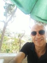 انا من بيروت، مطلق، 64 سنة هنا من أجل البحث عن شريك لتحقيق زواج عادي تعرف عليّ أكثر من خلال بروفايلي، فربّ صدفة خير من ألف ميعاد.
