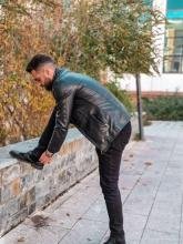انا من إربد، مطلق، 35 سنة هنا من أجل البحث عن شريك لتحقيق زواج عادي تعرف عليّ أكثر من خلال بروفايلي، فربّ صدفة خير من ألف ميعاد.