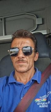 انا مطلق، 45 سنة هنا من أجل البحث عن شريك لتحقيق زواج مسيار تعرف عليّ أكثر من خلال بروفايلي، فربّ صدفة خير من ألف ميعاد.