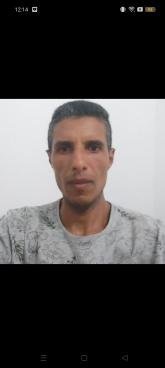 أنا رجل بسيط وهادئ، أعيش حياة مستقرة وأدير محلًا صغيرًا أعتز به لأنه يخدمني ويخدم مجتمعي. أحب الطبخ والموسيقى الكلاسيكية، وأمارس الرياضة بانتظام مثل السباحة وركوب الدراجة. أؤمن بأن الزواج...