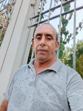 انا من قبلي، أعزب، 42 سنة هنا من أجل البحث عن شريك لتحقيق علاقة تعارف تعرف عليّ أكثر من خلال بروفايلي، فربّ صدفة خير من ألف ميعاد.