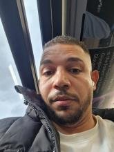 انا أعزب، 35 سنة هنا من أجل البحث عن شريك لتحقيق زواج عادي تعرف عليّ أكثر من خلال بروفايلي، فربّ صدفة خير من ألف ميعاد.