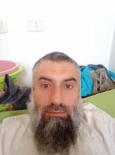 انا من شعبية طرابلس، متزوج، 43 سنة هنا من أجل البحث عن شريك لتحقيق علاقة تعارف تعرف عليّ أكثر من خلال بروفايلي، فربّ صدفة خير من ألف ميعاد.