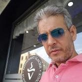 انا من ولاية الجزائر، أعزب، 45 سنة هنا من أجل البحث عن شريك لتحقيق علاقة تعارف تعرف عليّ أكثر من خلال بروفايلي، فربّ صدفة خير من ألف ميعاد.