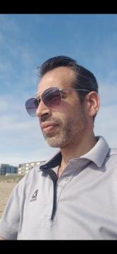 انا من الإسكندرية، متزوج، 49 سنة هنا من أجل البحث عن شريك لتحقيق زواج عادي تعرف عليّ أكثر من خلال بروفايلي، فربّ صدفة خير من ألف ميعاد.