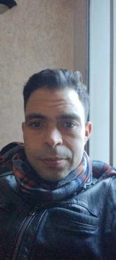 سلام عليكم انا اسمي محمد من المغرب عمري 37 عاما اشتغل في المقاهي نادل رياضي العب فنون قتالية ومرة قدم متزوج لدي 2 اولد بنت و ولد انا بصراحة هذي...