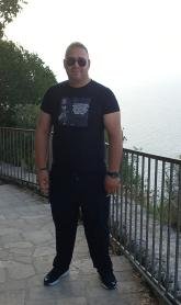 انا من بيروت، متزوج، 46 سنة هنا من أجل البحث عن شريك لتحقيق علاقة تعارف تعرف عليّ أكثر من خلال بروفايلي، فربّ صدفة خير من ألف ميعاد.