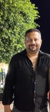 انا من مدينة القاهرة الجديدة، مطلق، 46 سنة هنا من أجل البحث عن شريك لتحقيق زواج عادي تعرف عليّ أكثر من خلال بروفايلي، فربّ صدفة خير من ألف ميعاد.