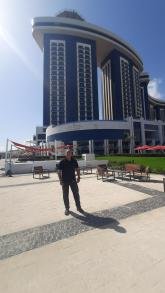 أنا شخص جاد في العلاقات، لا أحب التلاعب ولا العلاقات المؤقتة. أؤمن أن الزواج شراكة قائمة على الاحترام، الوضوح، وتحمل المسؤولية من الطرفين. أُفضل الحوار الهادئ عند الخلاف، وأبحث عن...