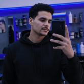 أنا شخص هادي، مش بحب الكلام الكتير، وبفضّل أسيب أفعالي هي اللي تتكلم عني. جوايا عالم كامل محدش شايفه، أفكار وطموح أكبر من سكوتي بكتير. مش بحب أتكلم عن اللي...