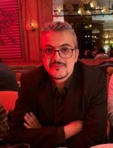 هادي بس مش ممل ? أشتغل في مجال تكنولوجيا المعلومات، بحب أضحك وأمزح بس بعرف كون جدي بالوقت الصح. بحب القعدة الحلوة، القهوة، والراحة النفسية. بدوّر على شريكة حياة طيبة...