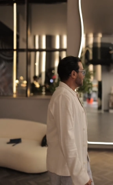 السيف في الغمد لا تخشي مضاربه و سيف عنيكي في الحالين بتار لا شيء يجياؤ ولا يرحل ما لو الورده تبسم ما لو الشميس تافل انا العربي لا اخجل ولت...