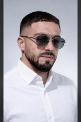 أنا شاب طموح كنحب التجارة والمقاولات. كنقرا المحاسبة التحليلية حاليا وعندي شغف نفهم الأرقام ونحللها. كنحلم نولي مقاول ناجح فأي مجال. طبعي منظم، مسؤول، وكنأمن بالخدمة والاستمرارية باش نبني مستقبلي...