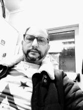 انا من قسنطينة، متزوج، 50 سنة هنا من أجل البحث عن شريك لتحقيق تعارف وصداقة .