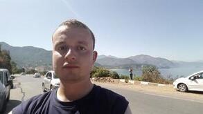 أنا هذا النوع من الرجل الذي هو مليء بالتفاؤل ويتمتع بالحياة أنا مخلص وصادق أنا أيضا مؤنس جدا ولدي شعور جيد من الفكاهة وأنا هنا في محاولة للعثور نصفي الثاني...