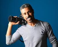 لو وصفنا أنفسنا في سطر.
لأنتحرت كل السطور
ولو أفرطنا في البوح
لفاضت الحروف كما تفيض البحور
ولو اختصرنا السطور في كلمات.
لن نُتقن ما هو في القلب محفور اعتبري تلك السطور مجرد عنوان
لما تحتويه...