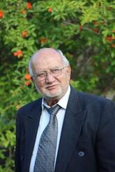 انا متزوج، 80 سنة هنا من أجل البحث عن شريك لتحقيق زواج عادي تعرف عليّ أكثر من خلال بروفايلي، فربّ صدفة خير من ألف ميعاد.