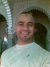 انا أعزب، 48 سنة هنا من أجل البحث عن شريك لتحقيق تعارف وصداقة .